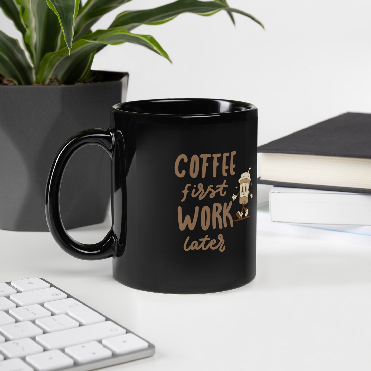 Schwarze glänzende Tasse mit Aufdruck - Coffee first, work later