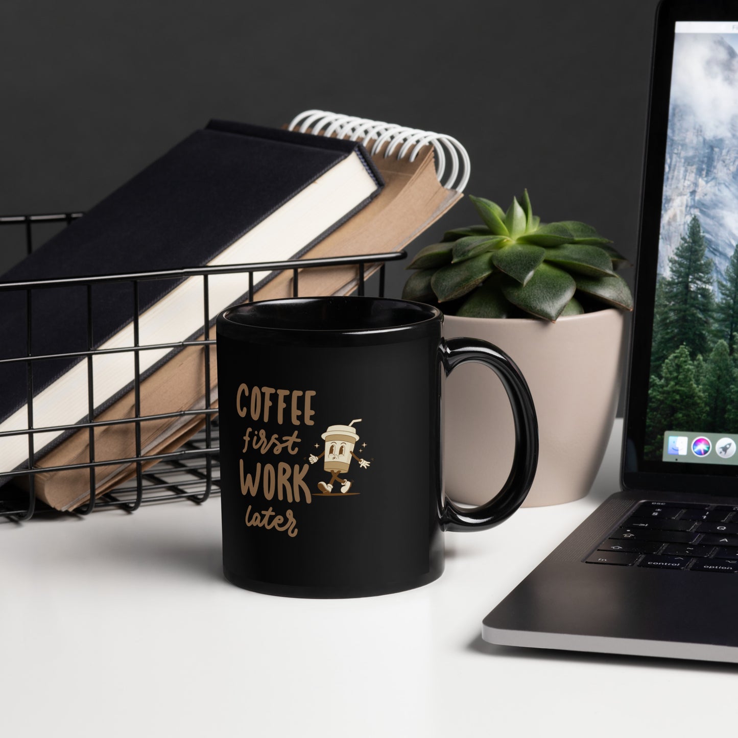Schwarze glänzende Tasse mit Aufdruck - Coffee first, work later