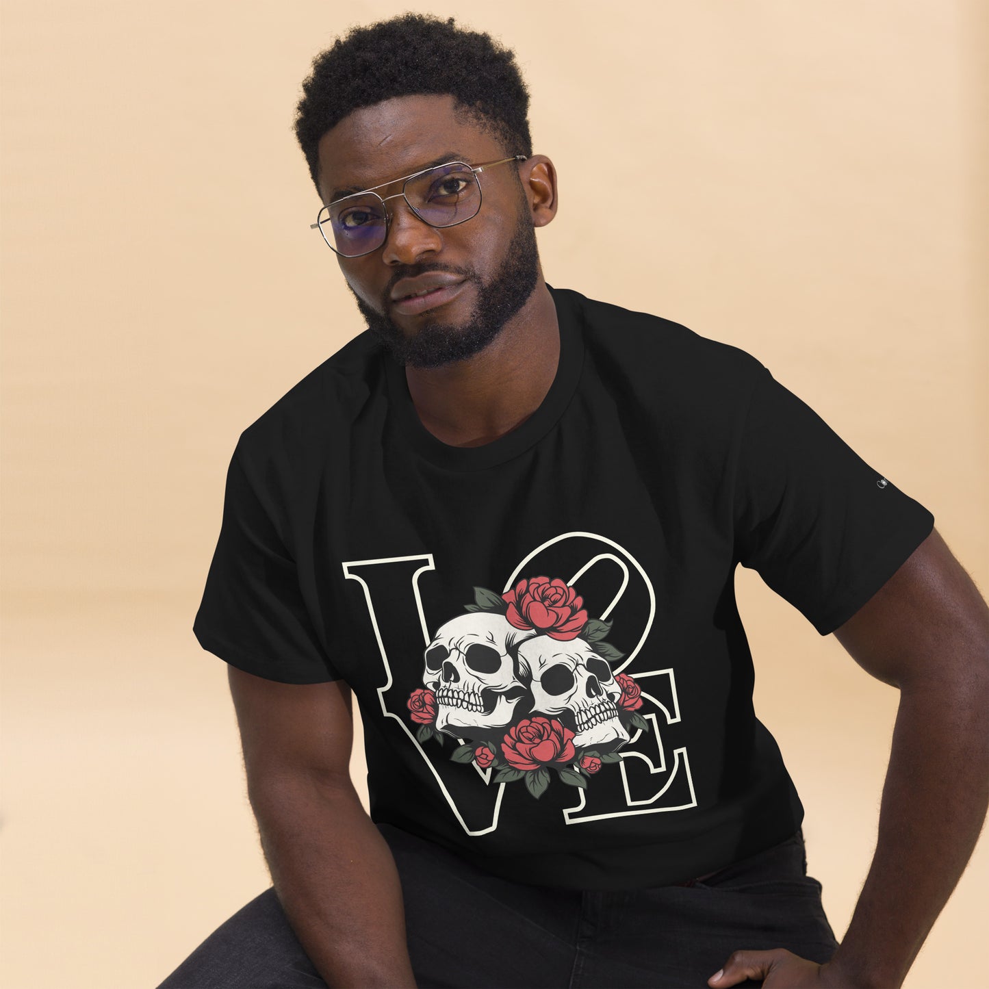 Unisex T-Shirt mit Totenkopf & Rosen – LOVE Design – Rockiger Streetwear Look aus 100 % Baumwolle