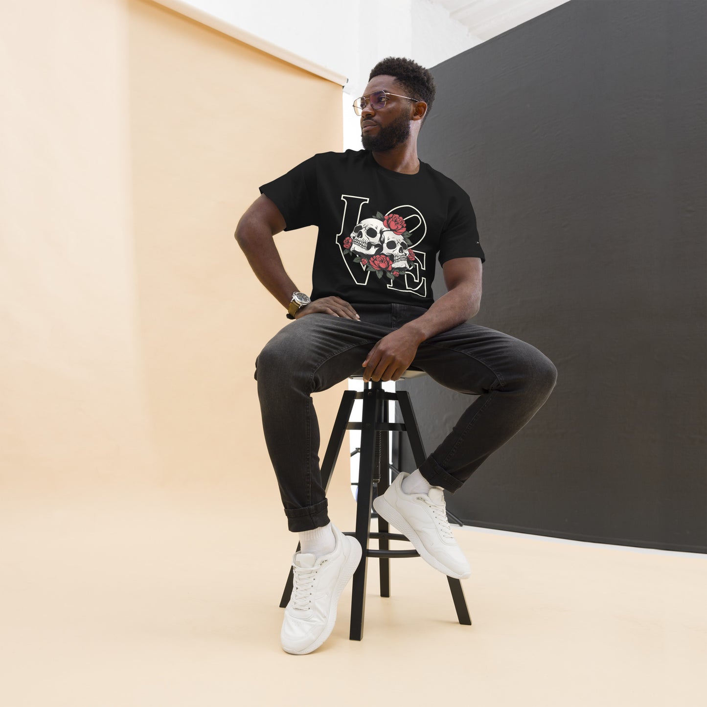 Unisex T-Shirt mit Totenkopf & Rosen – LOVE Design – Rockiger Streetwear Look aus 100 % Baumwolle