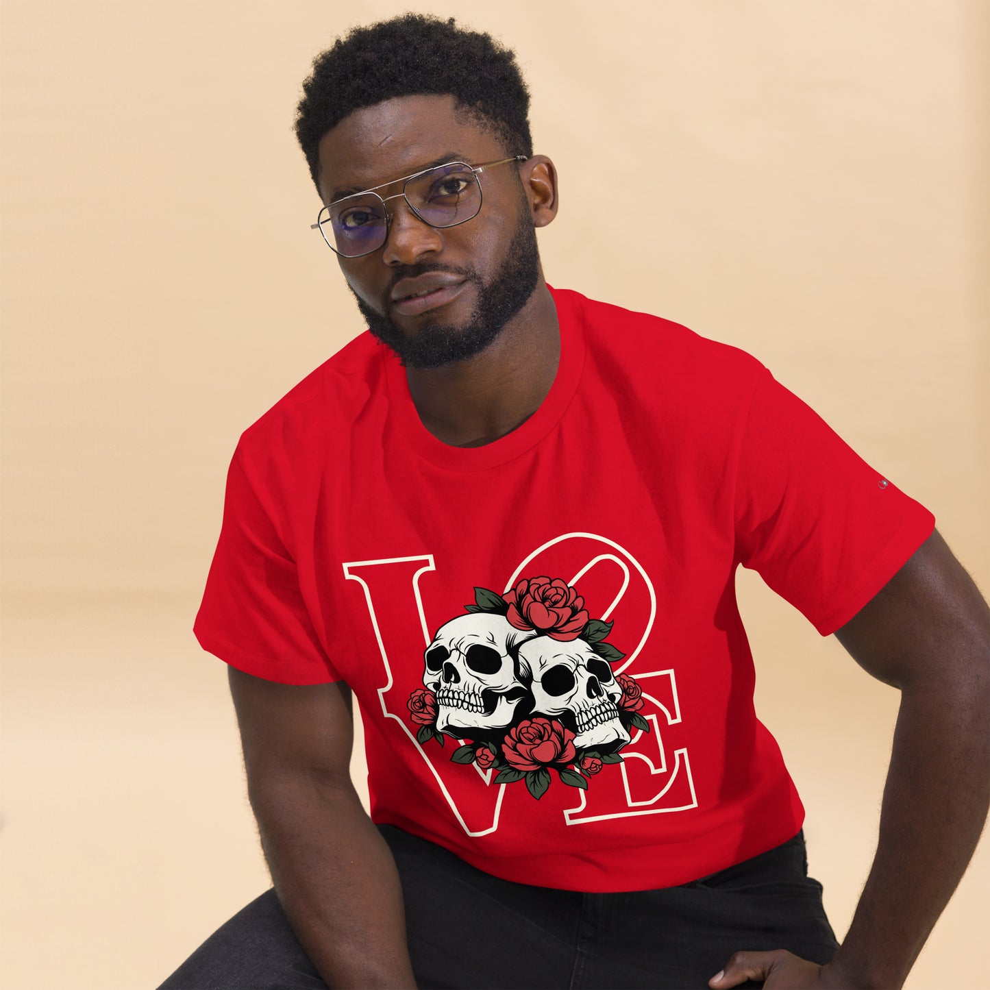 Unisex T-Shirt mit Totenkopf & Rosen – LOVE Design – Rockiger Streetwear Look aus 100 % Baumwolle