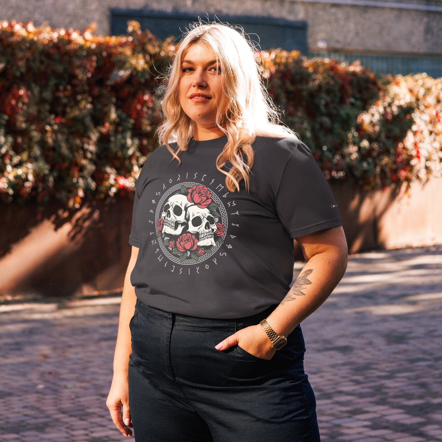 Unisex Bio T-Shirt mit Totenkopf & Rosen – Skulls & Roses Design – Nachhaltig & Vegan