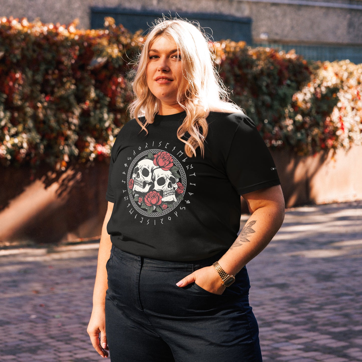 Unisex Bio T-Shirt mit Totenkopf & Rosen – Skulls & Roses Design – Nachhaltig & Vegan