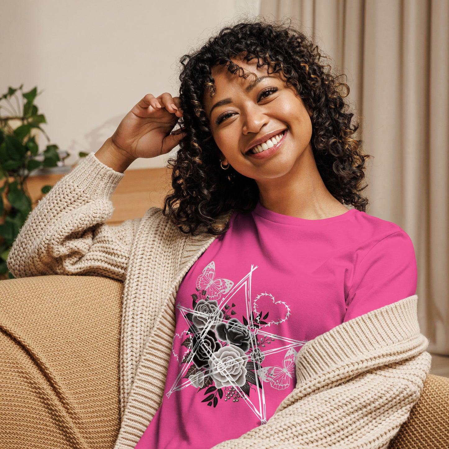 Damen T-Shirt mit Stacheldraht-Stern & Rosen – Gothic Floral Design – Lockerer Fit aus 100 % Baumwolle