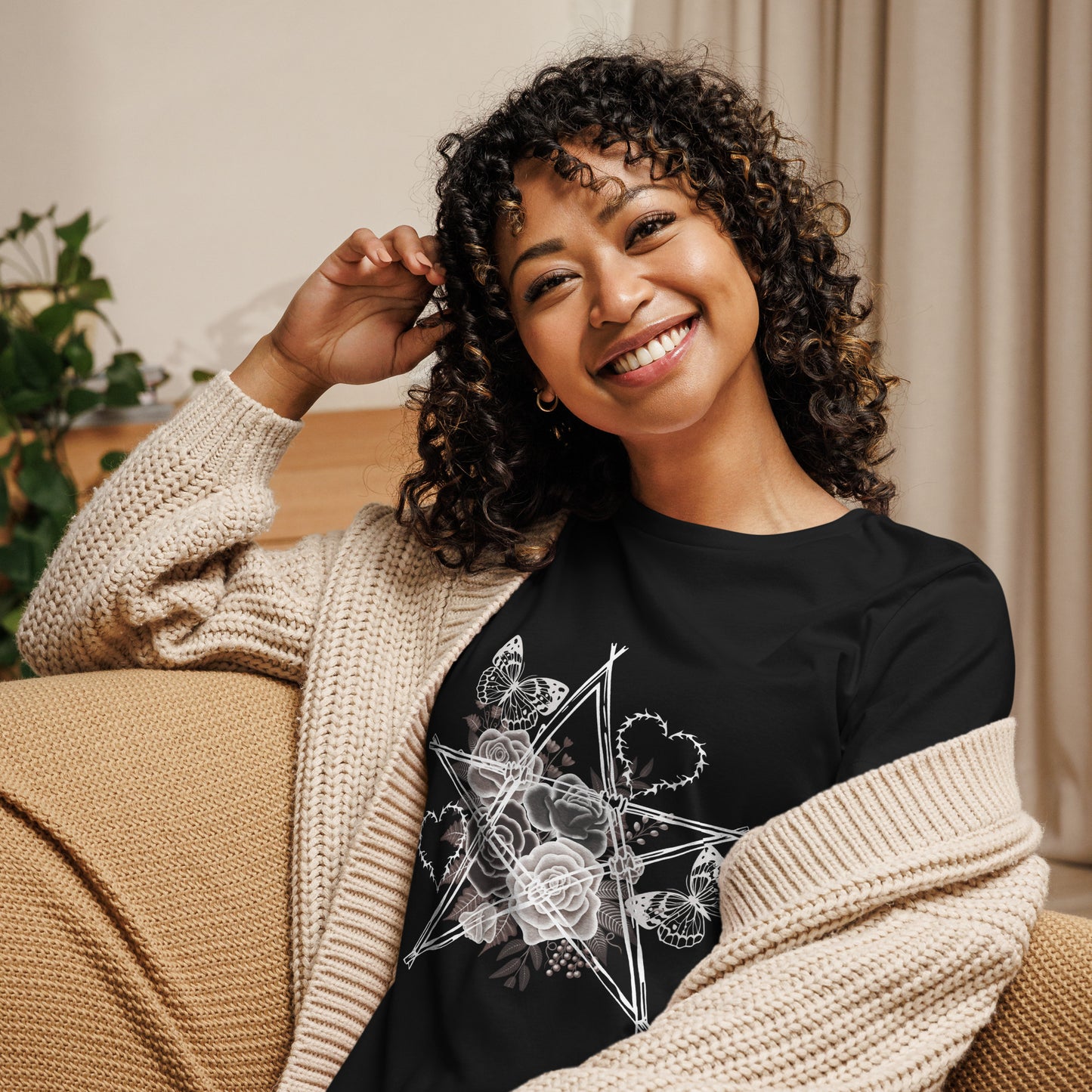Damen T-Shirt mit Stacheldraht-Stern & Rosen – Gothic Floral Design – Lockerer Fit aus 100 % Baumwolle
