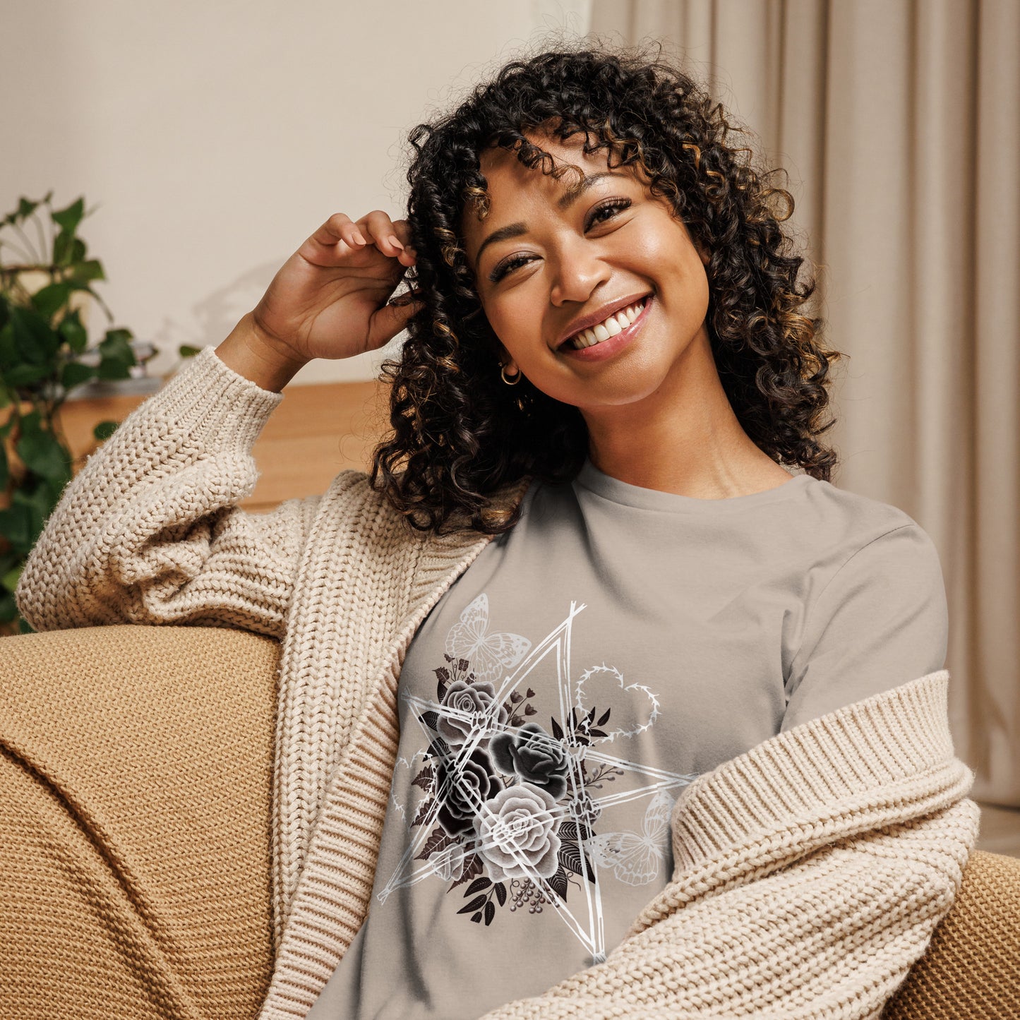 Damen T-Shirt mit Stacheldraht-Stern & Rosen – Gothic Floral Design – Lockerer Fit aus 100 % Baumwolle